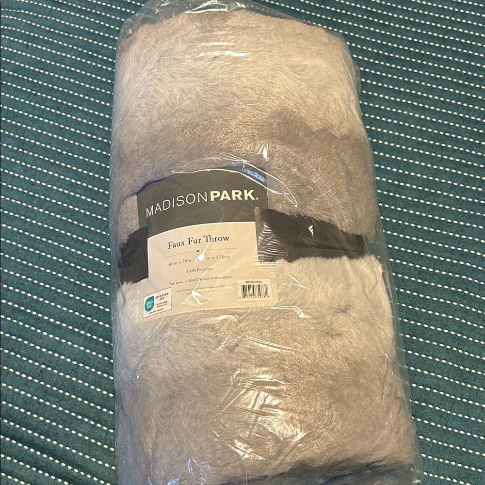 NEW IN BAG: MADISON PARK FAUX FUR OVERSIZED THROW - Picture 2 of 7